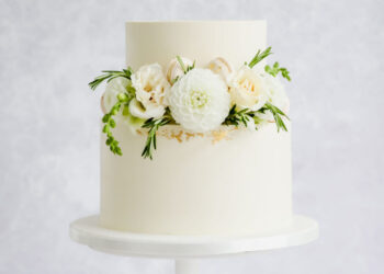 From Petals to Perfection: The Beauty of Sugar Flowers for Wedding Cakes 11